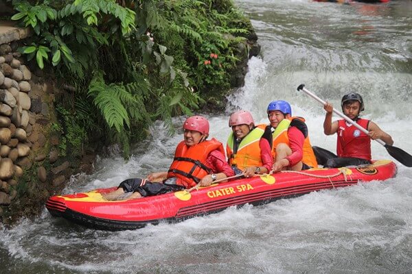 outing-rafting-bea-cukai-bandung-1